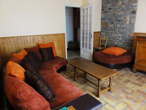 TV, lareira, mesa de pingue-pongue