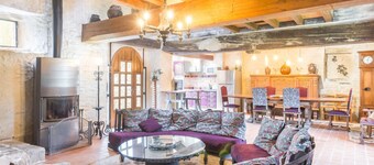 Charming medieval house with pets allowed and parking, near the sea