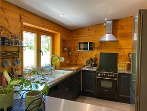 Kylskåp, mikrovågsugn, ugn och diskmaskin