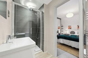 Shower - NEC Birmingham Airport Modern Village Retreat, Sleeps 7, Free Parking (Hampton in Arden)