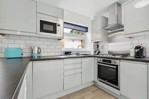 Private kitchen - NEC Birmingham Airport Modern Village Retreat, Sleeps 7, Free Parking (Hampton in Arden)
