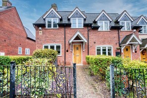 Exterior - NEC Birmingham Airport Modern Village Retreat, Sleeps 7, Free Parking (Hampton in Arden)