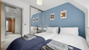 Unclassified image, 3 of 27, button - NEC Birmingham Airport Modern Village Retreat, Sleeps 7, Free Parking (Hampton in Arden)