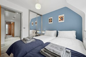 3 bedrooms, iron/ironing board, WiFi (free) - NEC Birmingham Airport Modern Village Retreat, Sleeps 7, Free Parking (Hampton in Arden)