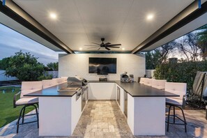 Outdoor dining - Modern Wellness Oasis w/ Sport Court, Gym & Spa (Scottsdale)