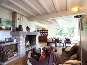 Télévision, cheminée, table de tennis de table