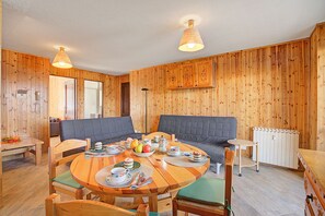 Familienapartment, Mehrere Schlafzimmer (Appartamento Bellevue Richardette) | Wohnzimmer | 21-Zoll-Smart-TV mit Kabelempfang