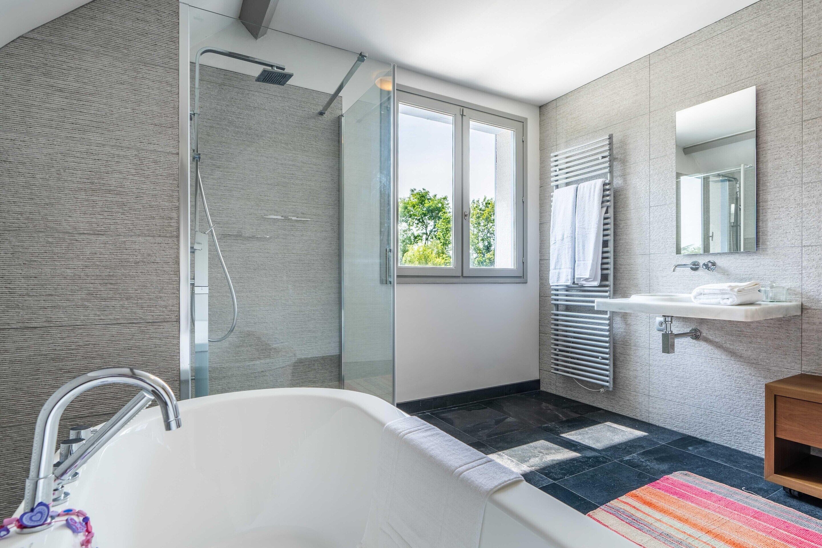 Villa | Bathroom | Hair dryer, towels, shampoo