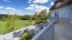 A house with a balcony overlooking a green landscape. - Blueberry of the Valley - House With Swimming Pool (Saint-Pierre-Azif)