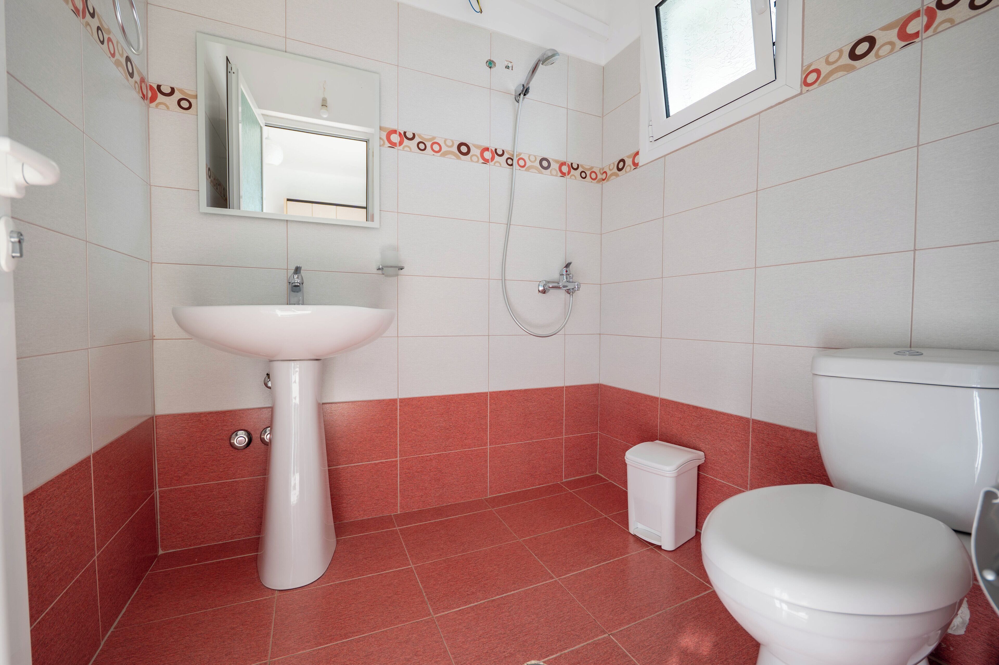 Ein Badezimmer mit Waschbecken, Toilette und Dusche.