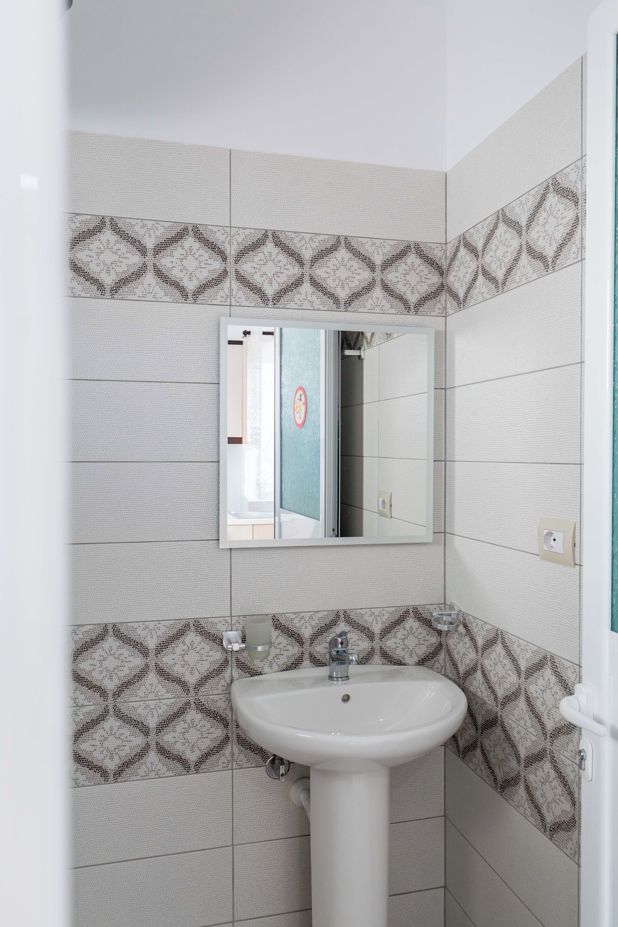 Basic Apartment | Bathroom | Shower, towels, toilet paper