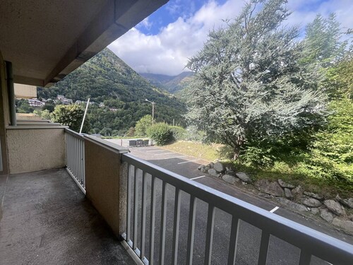 Charming studio with mountain-view balcony