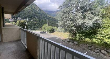 Charming studio with mountain-view balcony