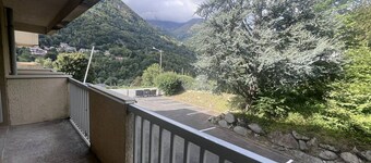 Charming studio with mountain-view balcony