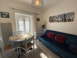 TV - Charming T2 Cabin in Cauterets center, parking and ski locker (Cauterets)