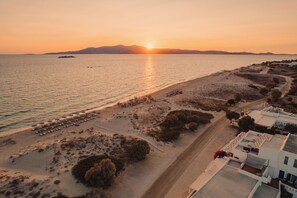 在海滩、沙滩椅
