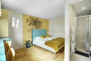 Lägenhet | Arbetsyta för laptop, strykjärn/strykbräda och sängkläder