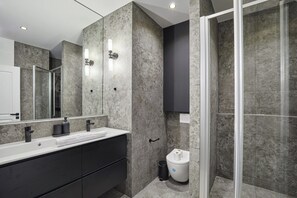 Apartamento | Banheiro | Secador de cabelo, sabonete, shampoo