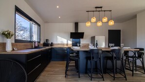 Private kitchen - New house facing the Pyrenees (Loucrup)