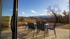 Outdoor dining - New house facing the Pyrenees (Loucrup)