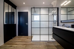 Shower, hair dryer, toilet paper - New house facing the Pyrenees (Loucrup)