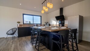 Dining - New house facing the Pyrenees (Loucrup)