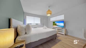 Tabla de planchar con plancha, cuna de viaje, wifi y ropa de cama