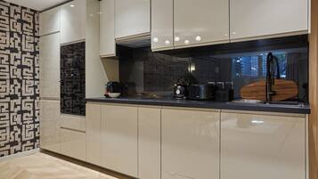 Refrigerador, microondas, horno, placa de cocina