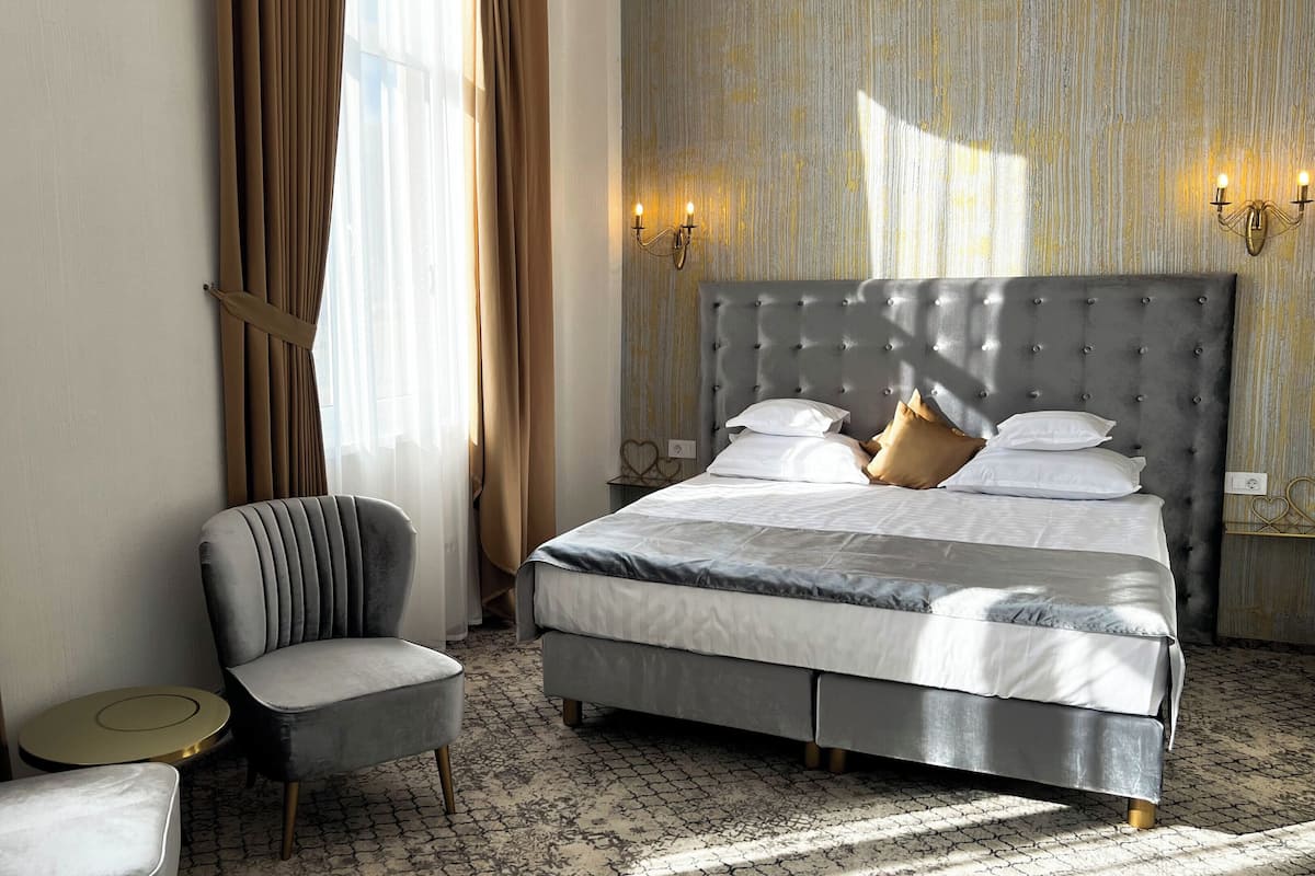 Luxury Apartment, Balcony, Mountain View | 1 bedroom, in-room safe, desk, laptop workspace