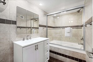 Shower, towels, shampoo - Meridian Plaza 804 - Oceanfront! (Myrtle Beach)