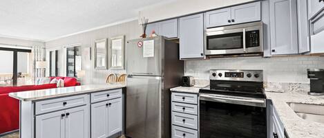 Refrigerador, microondas, horno y parrilla de estufa