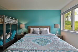 1 bedroom, desk, iron/ironing board, free WiFi - The Cozy Cubbie: Charming Studio in Killington. Pool. Bus. Discounted Ski Rentals. (Killington)