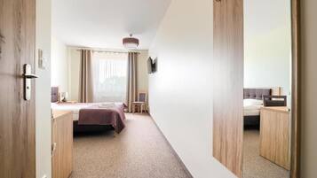 Schreibtisch, Verdunkelungsvorhänge, Bügeleisen/Bügelbrett