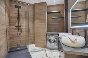 Apartment | Badezimmer | Haartrockner, Seife, Shampoo