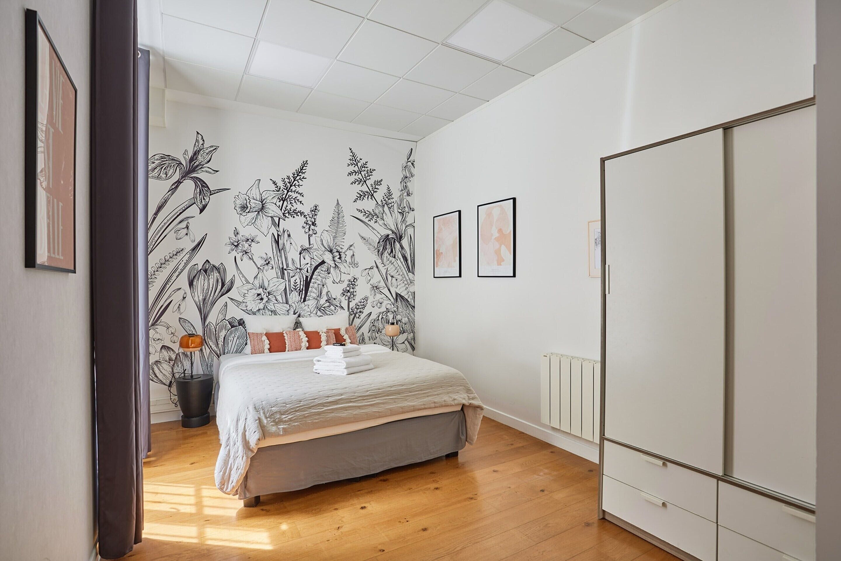 Apartment | Laptop workspace, iron/ironing board, bed sheets