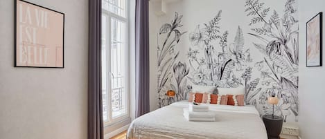 Departamento | Espacio para trabajar con laptop y tabla de planchar con plancha