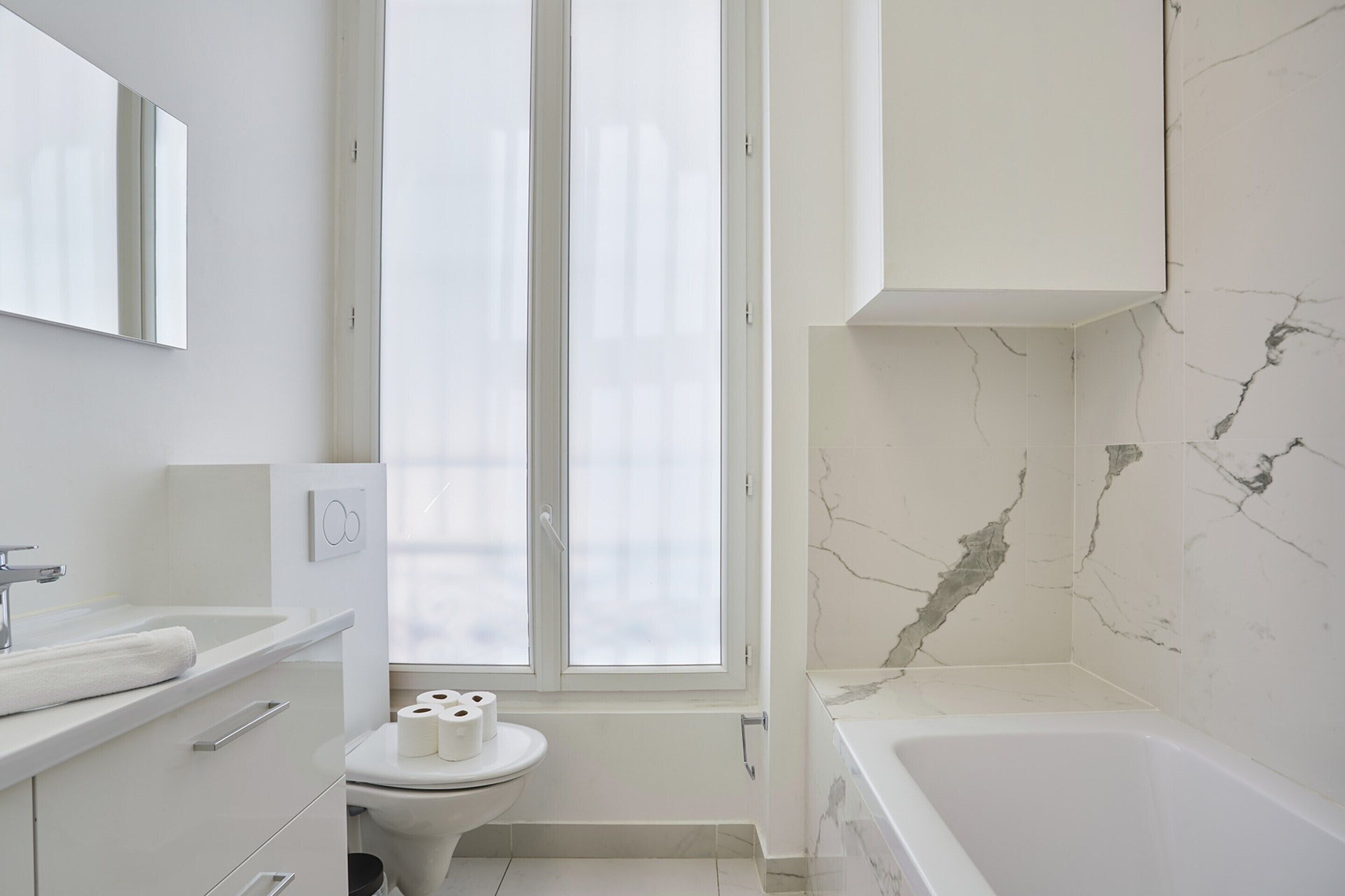 Apartamento | Banheiro | Banheira, secador de cabelo, toalhas de banho, sabonete