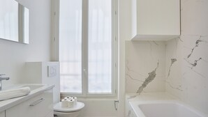 アパートメント | バスルーム | 浴槽、ヘアドライヤー、タオル、石鹸