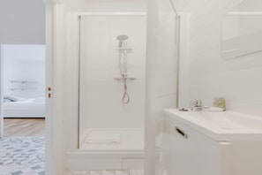 Apartment | Bathroom | Towels, toilet paper