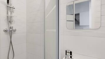 Apartment | Bathroom | Towels, toilet paper