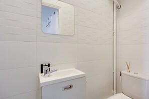 Apartment | Bathroom | Towels, toilet paper