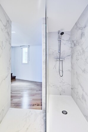 Apartment | Bathroom | Hair dryer, towels, soap, shampoo - Sublim Apartement Saint Germain des Pres (Paris)