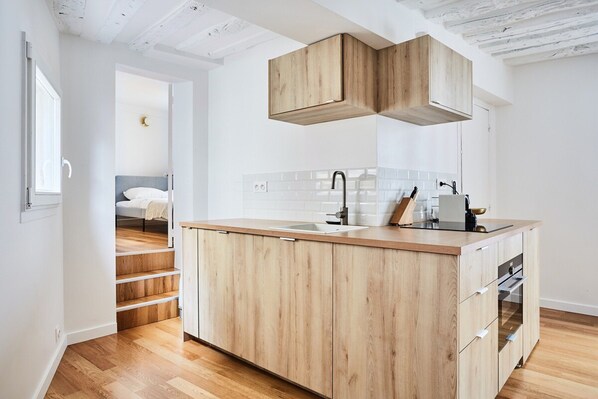 Apartamento | Cocina privada | Frigorífico, microondas, horno y placa de cocina