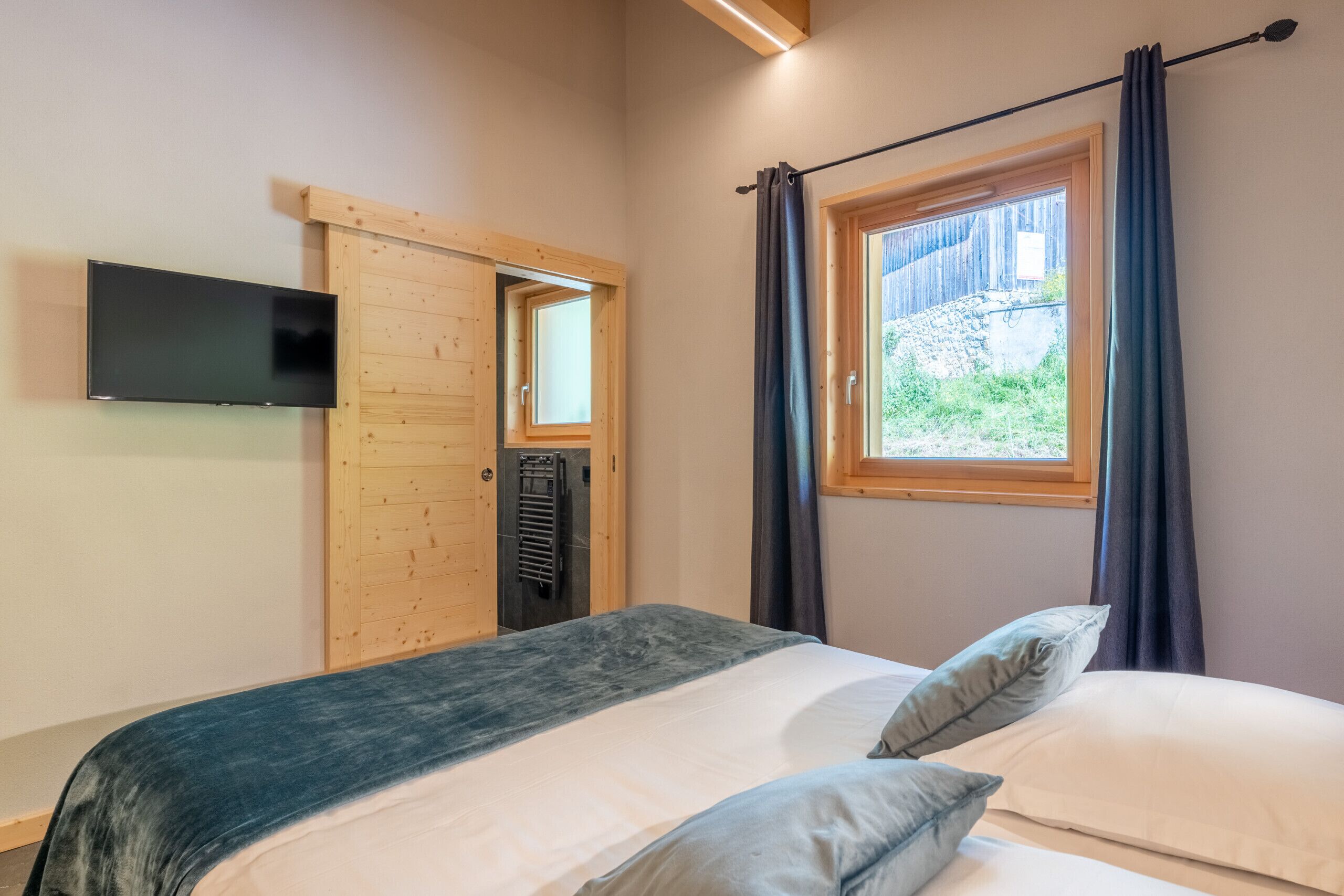4 bedrooms, iron/ironing board, bed sheets