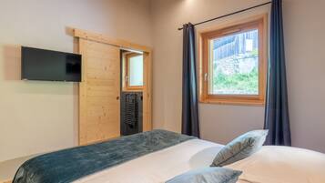 4 bedrooms, iron/ironing board, bed sheets