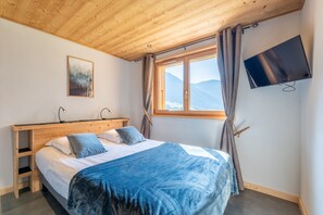 4 bedrooms, iron/ironing board, bed sheets