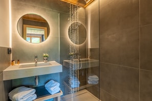 Dusche, Haartrockner, Handtücher