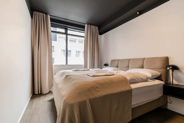 2 habitaciones, escritorio, tabla de planchar con plancha y wifi 