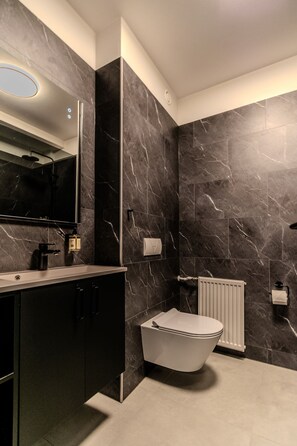 Een douche, een haardroger, handdoeken