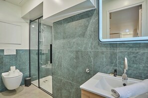 House | Bathroom | Hair dryer, soap, shampoo